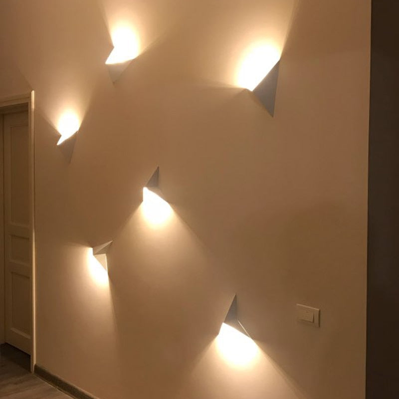 Ezen Applique Murale Triangle Minimaliste Moderne Blanc/Noir/Or. Salon-Luire
